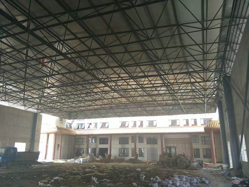 榆树屋顶采光无缝钢管网架安装现场